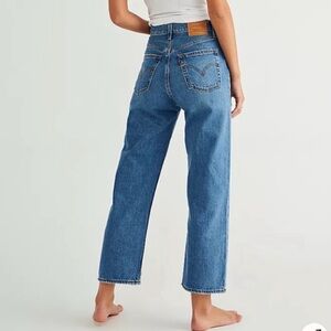 Levi's Women's Ribcage Straight Ankle Jeans in Medium Indigo